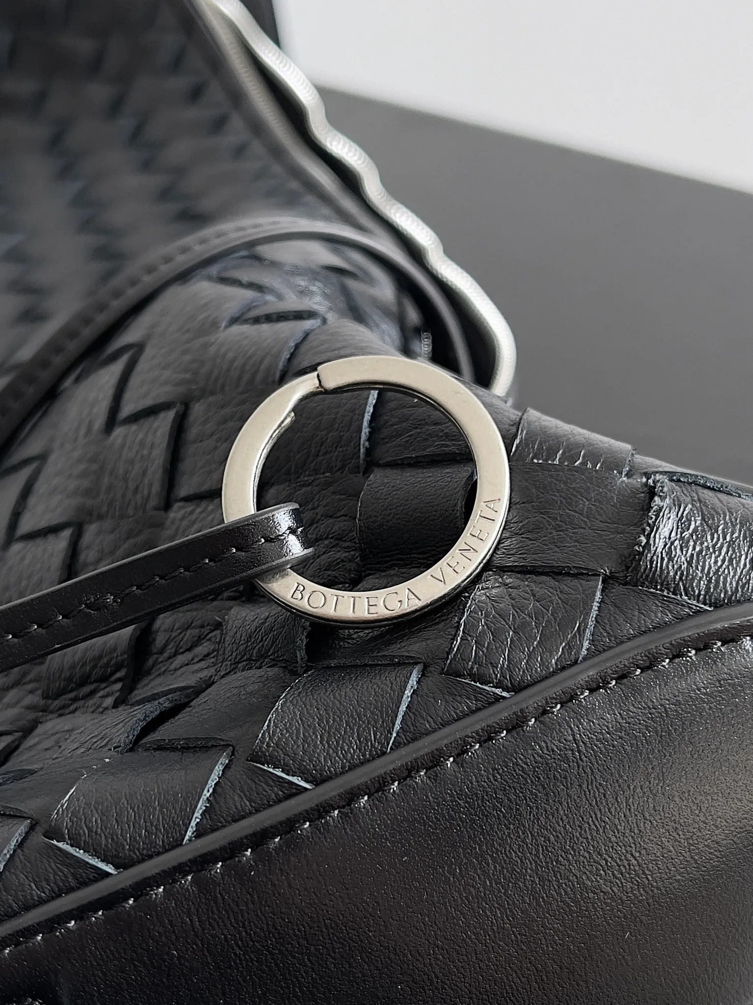 Batch 3280 BOTTEGA VENETA's new Traveler deerskin series is here! The travel season is coming soon, and I believe you must need a large-capacity and simple bag. This new Traveler is very in line with the current travel craze. The whole bag is designed with deerskin and is made of the highest quality leather. It feels tougher to the touch. The super large capacity is suitable for short trips. Traveling with friends and family does not require carrying heavy luggage. It is also very convenient for friends who often travel for work. You can carry two changes of clothes and a computer with you. It also comes with an adjustable shoulder strap to free your hands. Style number: 806976 Size: 58*46*10cm